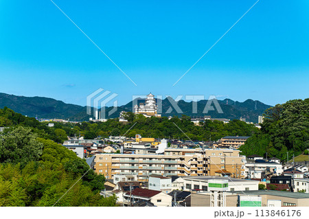 【世界遺産 姫路城】【日本100名城】名古山霊苑から見た市街地と姫路城4　兵庫県姫路市 113846176