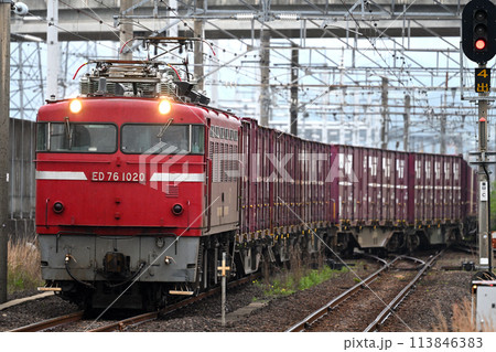 川内駅に入線して来た貨物列車 川内駅に入線して来た貨物列車 113846383
