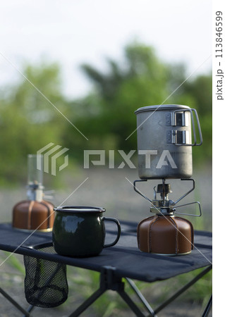 キャンプテーブルのシングルバーナー 113846599