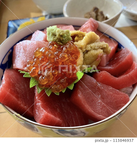 三色丼 113846937