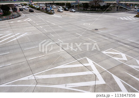 【名古屋】幹線道路が交差する都心の大きな交差点 113847856