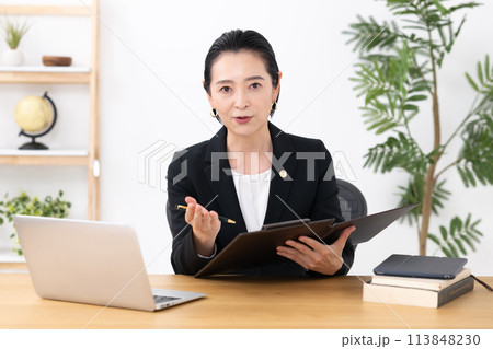 ビジネスウーマン　ミドル女性　弁護士 113848230