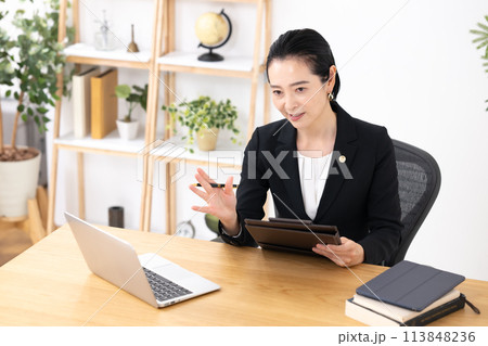 ビジネスウーマン ミドル女性 弁護士 ビジネスウーマン ミドル女性 弁護士 113848236