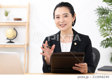 ビジネスウーマン　ミドル女性　弁護士 113848240