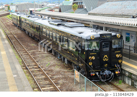 うきは駅に停車する観光列車「かんぱち・いちろく」(JR九州) うきは駅に停車する観光列車「かんぱち・いちろく」(JR九州) 113848429