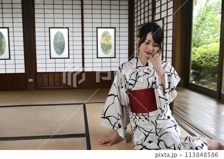 浴衣を着た若い女性のポートレート 113848586