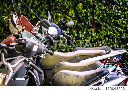 日本の横浜都市景観 放置バイク…風化してボロボロのバイクに、バイクお譲り…のチラシが… 日本の横浜都市景観 放置バイク…風化してボロボロのバイクに、バイクお譲り…のチラシが… 113848668