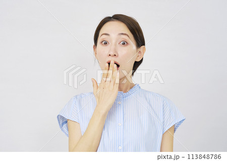 驚くミドルエイジの女性　白背景 113848786