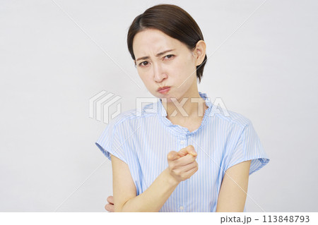 クレーマーのミドルエイジの女性 白背景 クレーマーのミドルエイジの女性 白背景 113848793