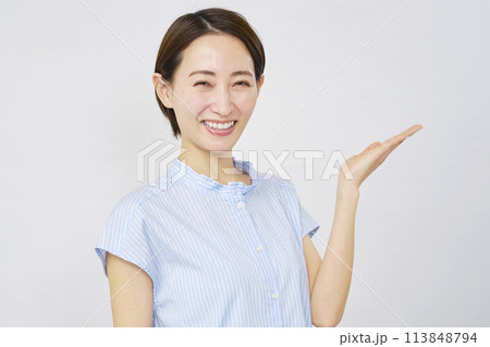 手の平で右を指すミドルエイジの女性　白背景 113848794