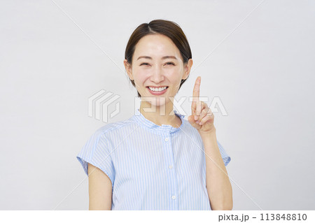 ナンバーワンのジェスチャーをするミドルエイジの女性 白背景 ナンバーワンのジェスチャーをするミドルエイジの女性 白背景 113848810