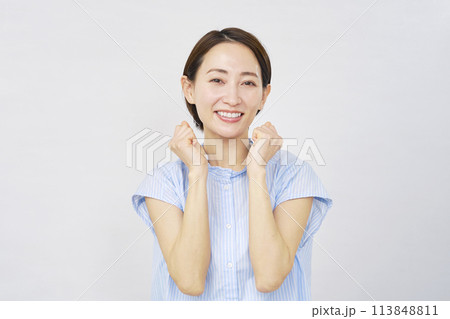 ガッツポーズするミドルエイジの女性 白背景 ガッツポーズするミドルエイジの女性 白背景 113848811