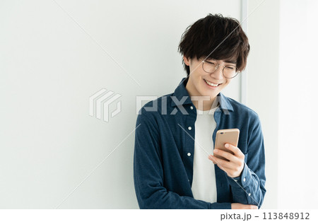 スマホを持つ若い男性 スマホを持つ若い男性 113848912