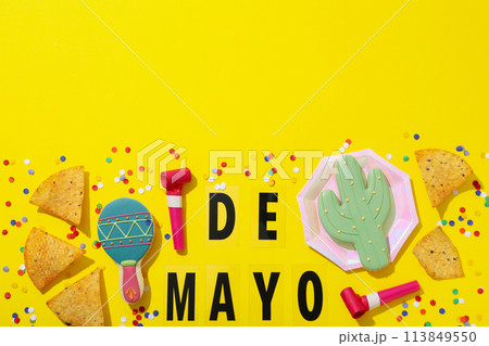 Lettering "de Mayo" with nachos and decorations 113849550