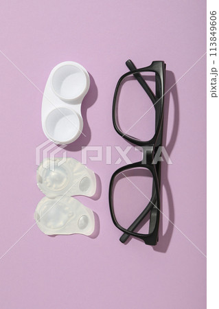 Contact lenses for eyes with a container for their storage 113849606