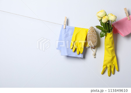 Rubber gloves with flowers on a rope 113849610