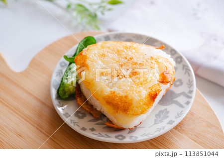 焼きチーズおにぎり 焼きチーズおにぎり 113851044