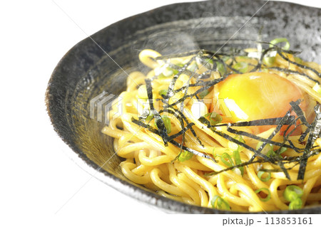 卵黄、刻み海苔、小ねぎが乗った熱々の油そばを白背景で撮影 113853161