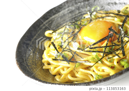 卵黄、刻み海苔、小ねぎが乗った熱々の油そばを白背景で撮影 113853163