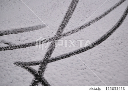 雪に残るタイヤ痕のテクスチャー 雪に残るタイヤ痕のテクスチャー 113853438