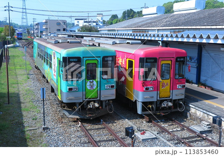 兵庫県南部を走るローカル線「北条鉄道」、北条町駅に停車中のフラワ2000型 兵庫県南部を走るローカル線「北条鉄道」、北条町駅に停車中のフラワ2000型 113853460