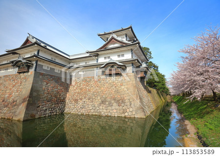 【石川県】晴天の金沢城 菱櫓と満開の桜 【石川県】晴天の金沢城 菱櫓と満開の桜 113853589