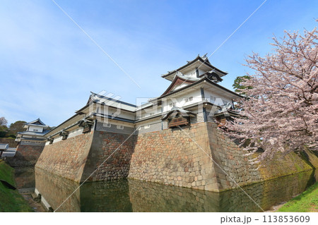 【石川県】晴天の金沢城 菱櫓と満開の桜 【石川県】晴天の金沢城 菱櫓と満開の桜 113853609