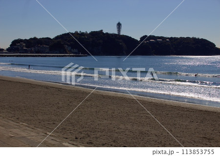 湘南の砂浜から見た江の島 113853755