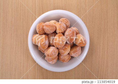 美味しそうなドーナツ 113854019