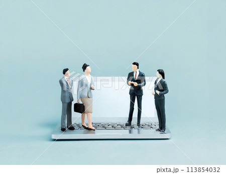 ノートパソコンとビジネスマン ミニチュア風のイラスト ノートパソコンとビジネスマン ミニチュア風のイラスト 113854032