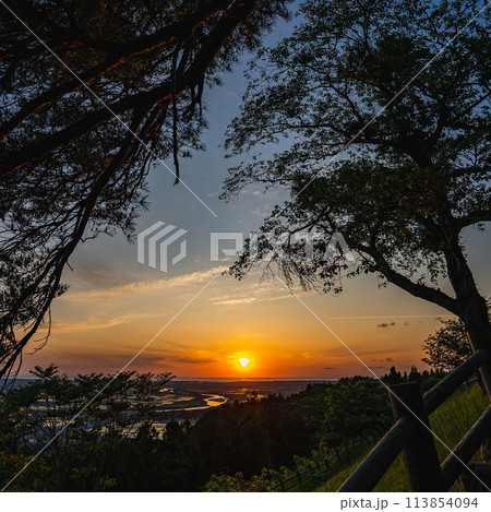 【庄内の風景】夕日と共に庄内平野と日本海を一望できる_眺海の森(山形県酒田市) 【庄内の風景】夕日と共に庄内平野と日本海を一望できる_眺海の森(山形県酒田市) 113854094