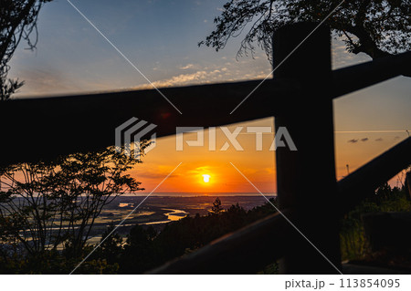 【庄内の風景】夕日と共に庄内平野と日本海を一望できる_眺海の森(山形県酒田市) 【庄内の風景】夕日と共に庄内平野と日本海を一望できる_眺海の森(山形県酒田市) 113854095