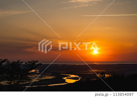 【庄内の風景】夕日と共に庄内平野と日本海を一望できる_眺海の森（山形県酒田市） 113854097