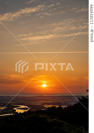 【庄内の風景】夕日と共に庄内平野と日本海を一望できる_眺海の森（山形県酒田市） 113854099