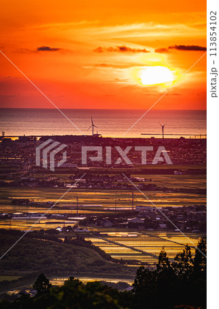 【庄内の風景】夕日と共に庄内平野と日本海を一望できる_眺海の森(山形県酒田市) 【庄内の風景】夕日と共に庄内平野と日本海を一望できる_眺海の森(山形県酒田市) 113854102