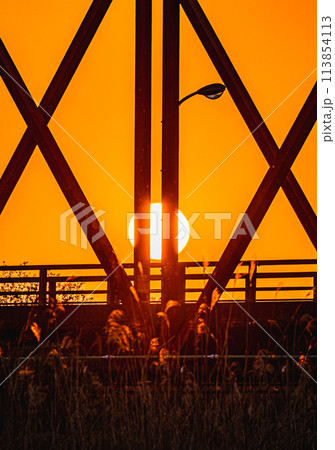 【庄内の風景】赤川に掛かる両田川橋と夕日(山形県三川町) 【庄内の風景】赤川に掛かる両田川橋と夕日(山形県三川町) 113854113