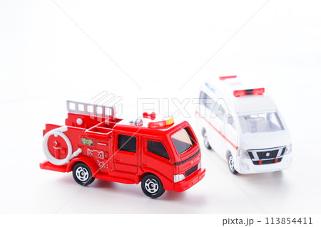 出動する消防車（ポンプ車）と救急車（PA連携） 113854411