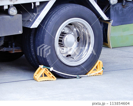 トラックのタイヤの輪止め トラックのタイヤの輪止め 113854604