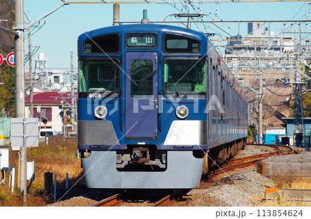 国分寺駅と萩山駅間を走る西武線 113854624