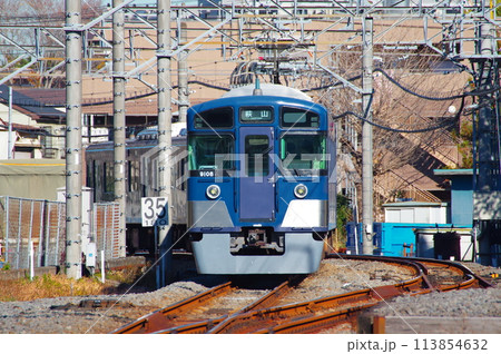 国分寺駅と萩山駅間を走る西武線 国分寺駅と萩山駅間を走る西武線 113854632