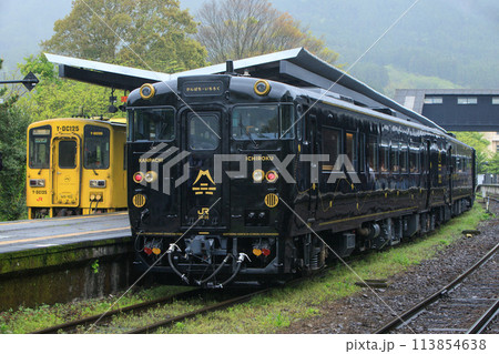 由布院駅で並ぶ観光列車「かんぱち・いちろく」とキハ125形気動車(JR九州) 由布院駅で並ぶ観光列車「かんぱち・いちろく」とキハ125形気動車(JR九州) 113854638
