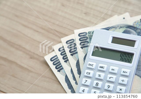 お札と電卓 お札と電卓 113854760