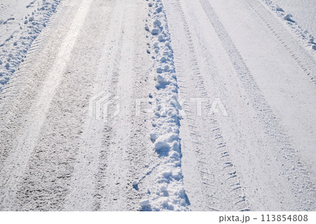 雪が残る道路の風景 雪が残る道路の風景 113854808