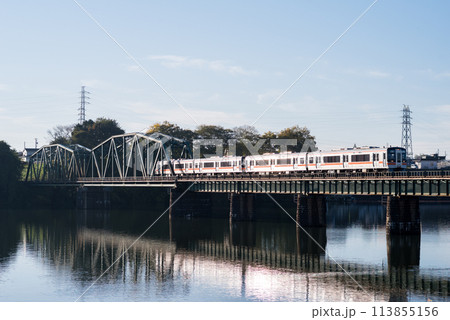 【太多線】木曽川橋梁を通過する普通列車 113855156
