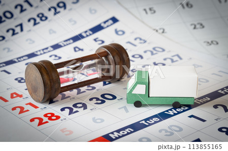 トラックとカレンダーと砂時計　働き方改革　2024年問題　配送　物流業界　繁忙期　砂時計 113855165