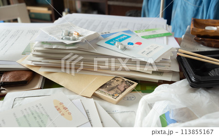 山積した書類の間から出てきた現金 へそくり 遺品整理 汚部屋 山積した書類の間から出てきた現金 へそくり 遺品整理 汚部屋 113855167