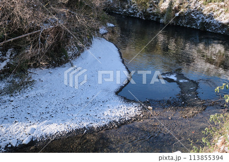 雪が残る川の風景 雪が残る川の風景 113855394