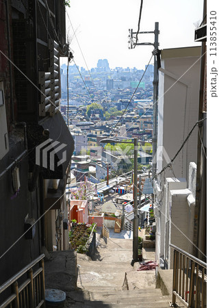 急階段のあるソウル駅周辺の住宅街【韓国/厚岩洞】 急階段のあるソウル駅周辺の住宅街【韓国/厚岩洞】 113855410