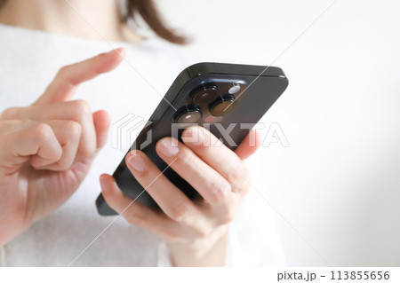 スマホを触る女性 手帳型スマホケース スマホを触る女性 手帳型スマホケース 113855656