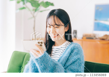 スマホで動画を観る女性 113856069